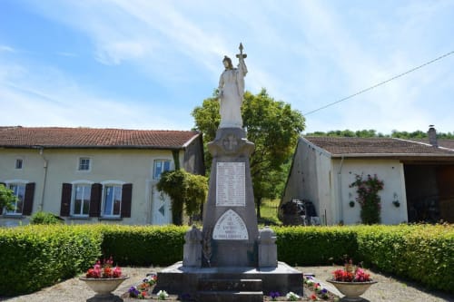 Le statue du village qui nous garde en mémoire   une page noire de l'histoire.