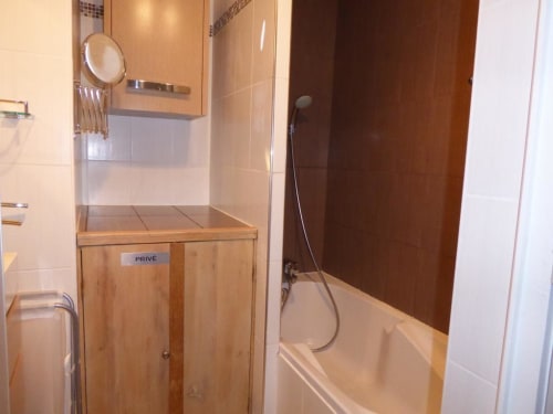 salle de bain avec baignoire