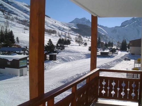 Balcon des chambres vue pistes pieds remontées