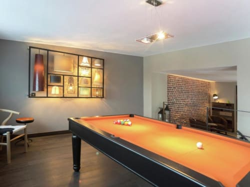 Passez de bons moments en famille en jouant au billard.