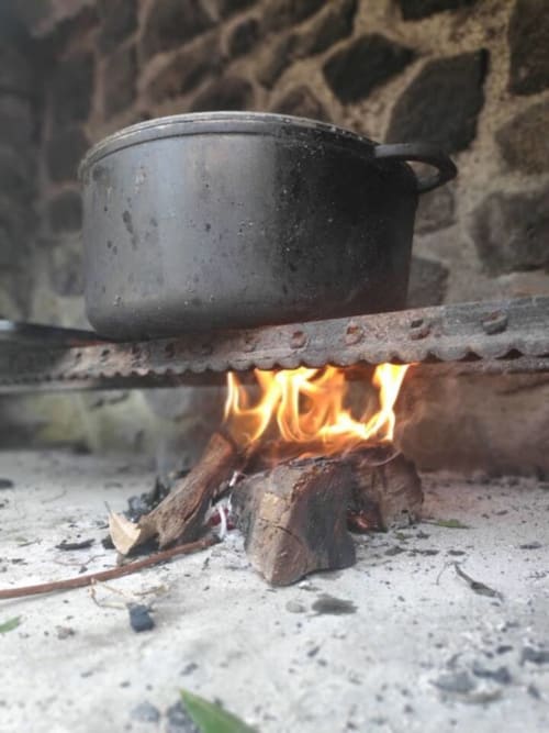 Marmite de cuisine sur feu de camp aux Terrasses Du Volcan, expérience culinaire rustique en plein air à Tampon