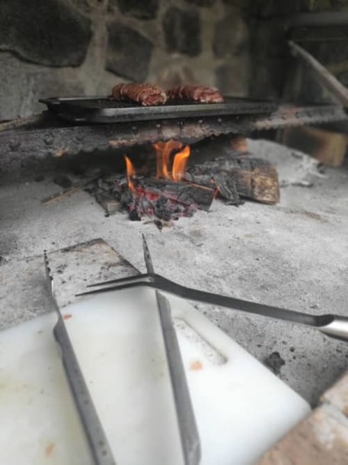 Viande grillée cuisant sur un feu de camp ouvert aux Terrasses Du Volcan, Tampon, île de la Réunion