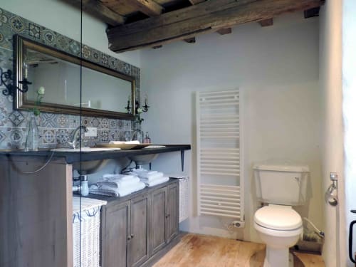 une salle de bain de campagne
