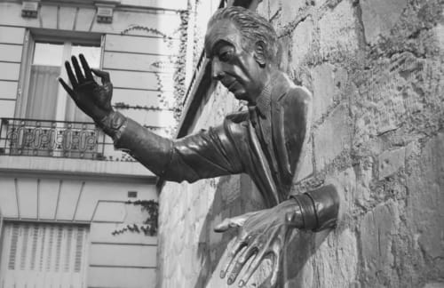Photo Le Passe-Muraille. C'est une statue surprenante dans le quartier de Montmartre à Paris. Située sur la place Marcel Aymé, elle représente un homme tentant de s'extirper du mur.