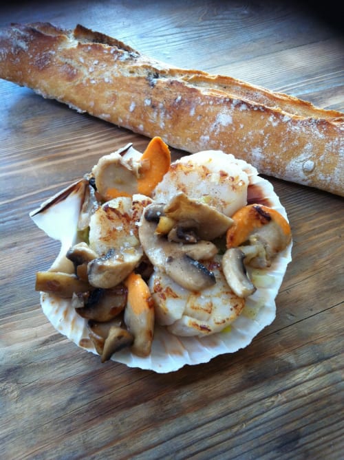 Coquille Saint-Jacques aux champignons sautés et fruits de mer aux Filles du Bord de Mer, Port-en-Bessin