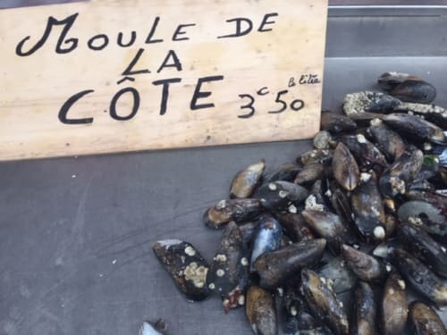 Moules fraîches à la vente au marché de Port-en-Bessin, 3,50 € la portion