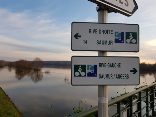 the Loire by bike right bank or left bank towards Saumur