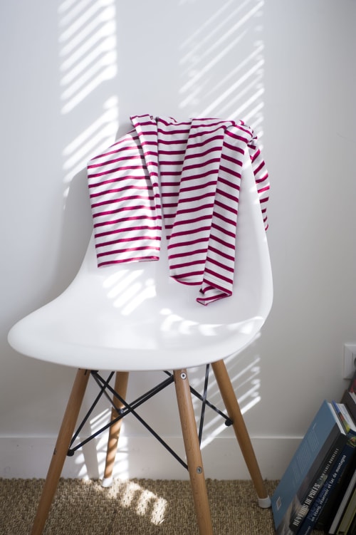Tissu rayé rose et blanc drapé sur chaise Eames blanche dans l'appartement Les Filles du Bord de Mer
