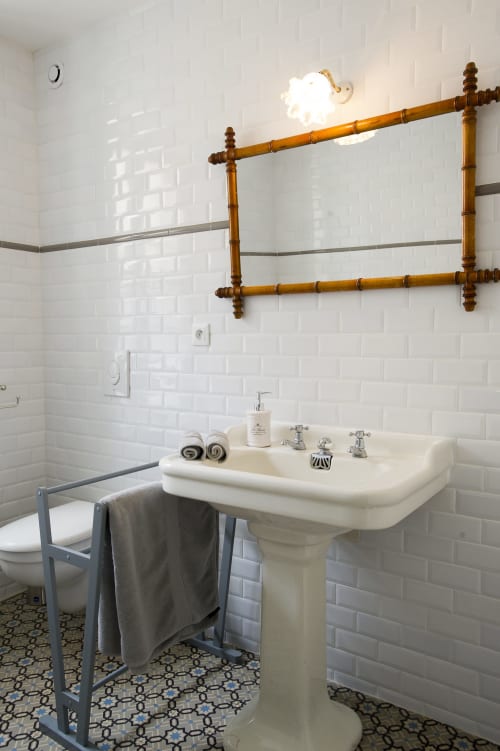 Salle de bain vintage avec lavabo sur colonne, carrelage blanc métro et miroir encadré de bois aux Filles du Bord de Mer, Port-en-Bessin