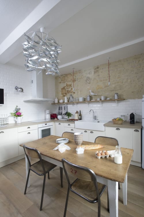 Cuisine et salle à manger modernes de l'appartement L'Esprit du port aux Filles du Bord de Mer, Port-en-Bessin avec table en bois