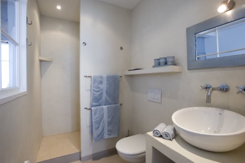 Salle de bains moderne avec lavabo rond blanc, toilettes et douche à l'italienne au gîte Les Filles du Bord de Mer à Port-en-Bessin