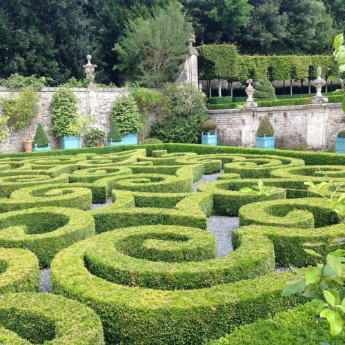 Jardin à la française avec labyrinthe de haies raffiné aux Filles du Bord de Mer, Port-en-Bessin-Huppain