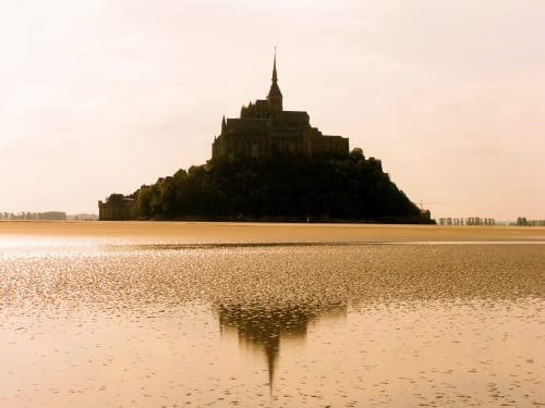 L'abbaye gothique du Mont-Saint-Michel reflétée dans les vasières près des Filles du Bord de Mer, Port-en-Bessin