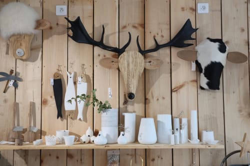 Étagère de style scandinave chez Les Filles du Bord de Mer avec tête d'orignal, céramiques blanches et décoration nordique