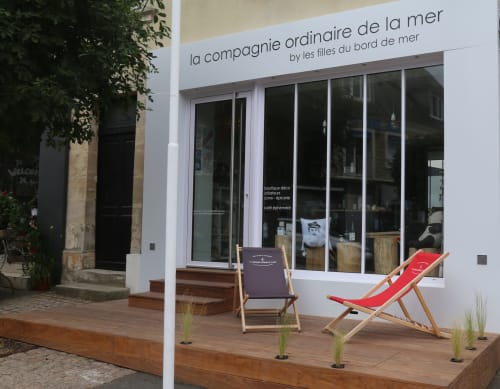 Devanture de La Compagnie Ordinaire de la Mer avec terrasse en bois, chaises longues, Port-en-Bessin