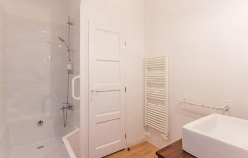 Salle de bain moderne au gîte La Mer est belle du Domaine Les Filles du Bord de Mer, Port-en-Bessin, avec douche, baignoire et chauffage