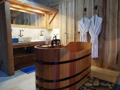 La baignoire en bois dans la chambre Bleuet