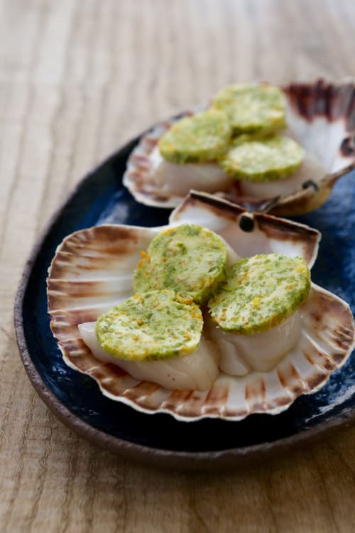 Coquilles Saint-Jacques au beurre d'herbes fraîches, présentées en coquille aux Filles du Bord de Mer, Port-en-Bessin