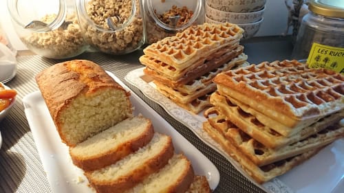 Cake et gaufres maison miel de la région, céréales au petit déjeuner