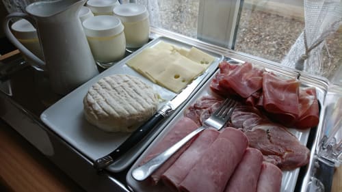 Fromage frais, et charcuterie pour les petits déjeuner