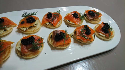 Petits toasts au beurre truffé, saumon fumé et perles truffées