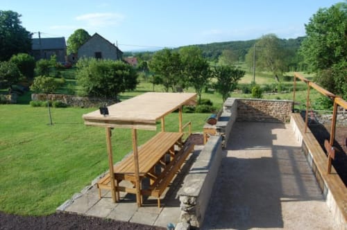 terrain de pétanque et barbecue