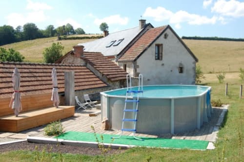 la piscine protégée des vents d'ouest , sans déranger le reste du gîte .