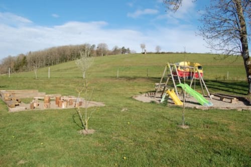 le portique, la "forêt des plots" et la caravane : le coin des enfants.