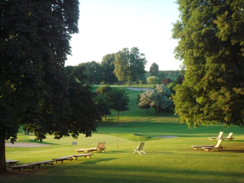 Les magnifiques jardins du gîte Un Air De Famille à Vittel : pelouse verdoyante, transats et vue sur le bassin