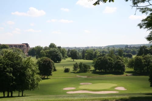Parcours de golf de l'établissement Un Air De Famille B&B à Vittel, France avec fairways entretenus et bunkers