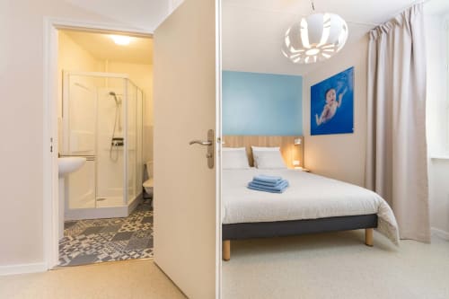 Chambre Côté Châtillon et salle de bains attenante à Un Air De Famille B&B à Vittel, France avec équipements modernes