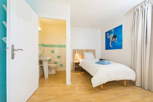 Chambre lumineuse avec lit simple et salle de bains attenante à l'Un Air De Famille BnB à Vittel, France
