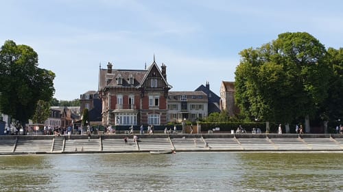 Vue D'ici B&B avec vue sur l'eau à Saint Valery sur Somme, architecture victorienne surplombant la Somme