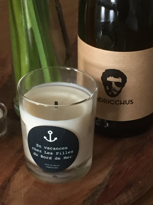 Bougie parfumée et bouteille de vin des Filles du Bord de Mer, hôtel de Port-en-Bessin, Normandie
