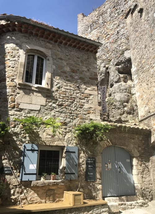 La Sarrasine Aiguèze Gîte de vacances Le Comptoir des Sarrasins Restaurant Boutique Souvenirs und locale Produkte
