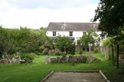 La Ferme vue depuis le terrain de pétanque