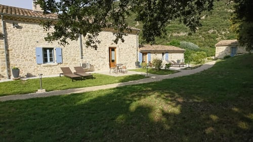 Vue sur 3 de nos chambres d'hôtes avec leurs terrasses privatives : la lavande, la truffière et le mazet