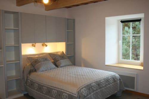 chambre gite aurore espace télévision Wifi, douche, WC séparé avec vue sur la forêt, parking gratuit.