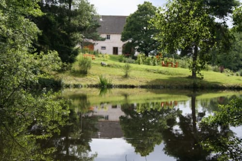 Une magnifique vue du plan d’eau "la Landre" bordé d'un grand jardin d'agrément avec table de pique nique et bancs. Idéal pour pêcher la carpe et le gardon en No-Kill.