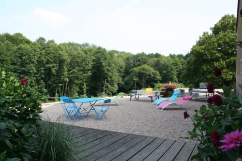 Une grande terrasse avec vue sur l'étang la "Chapelle aux bois", la foret et la campagne.
