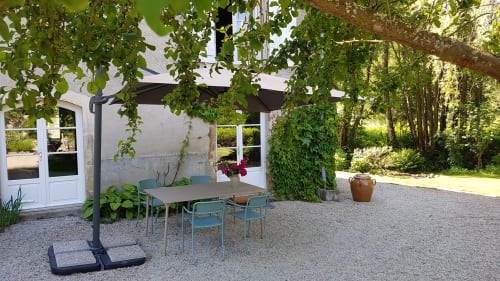 Terras zithoek bij Moulin Renaudiots in Autun, Frankrijk, met tuinuitzicht en schaduw