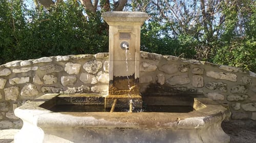 Une jolie fontaine en pierre nombreuses dans notre magnifique région