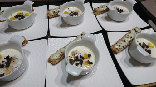 Œufs de caille cocotte truffé accompagné de sa mouillette au beurre truffé, à tomber