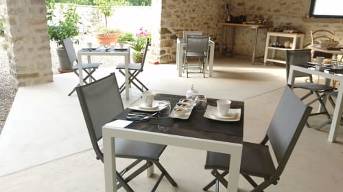 Petit déjeuner en tête à tête, sous le préau en été
