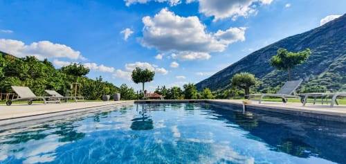 Farnienté au bord de la piscine avec un bon bouquin