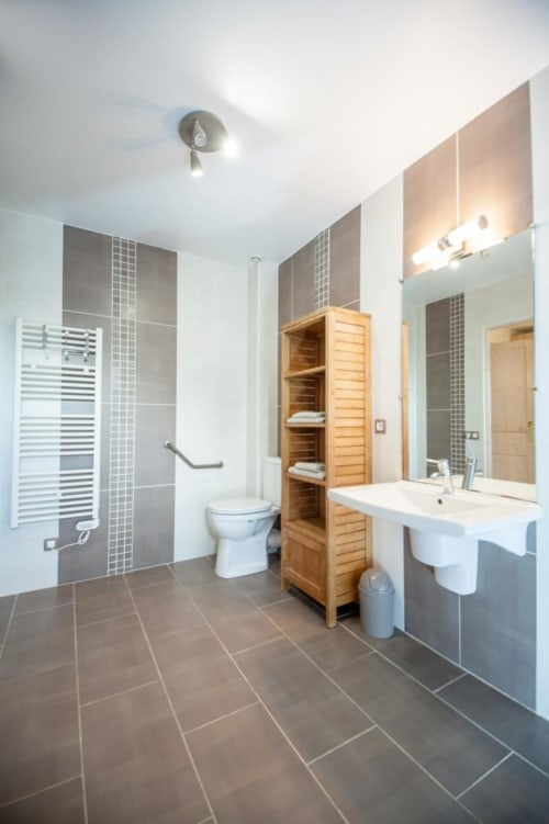 Salle de bain -gîte accessible personnes mobilité réduite