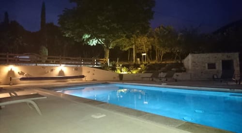 Ambiance du soir près de la piscine, calme, quiétude, douceur de l'eau.