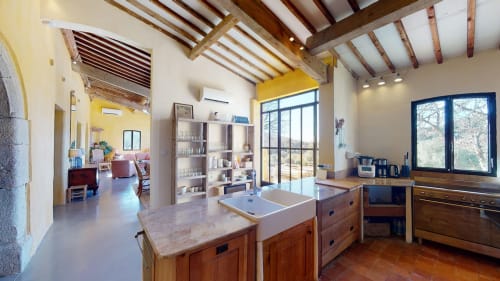Cuisine moderne avec poutres en bois au gîte Saint Martin à Ollioules, avec îlots et carrelage en terre cuite