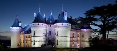 Château illuminé au crépuscule à Vallières-les-Grandes, France - Gîtes et chambres d'hôtes Les châteaux