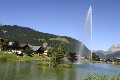 Lac de Vonnes, jet d'eau, été, paysage savoyard. (Non attribuée)
